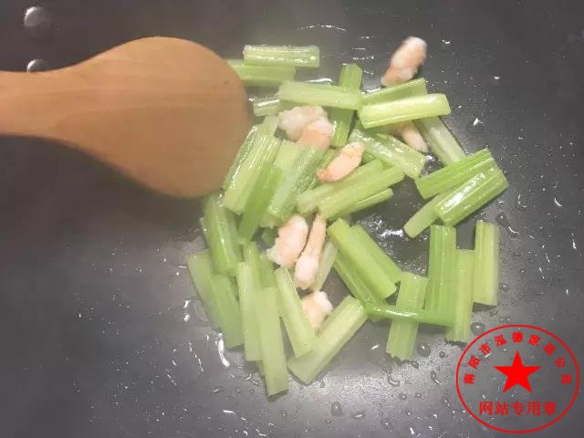 介紹幾個蝦做的催乳菜。坐月子應(yīng)該怎么吃？社旗月嫂培訓(xùn)哪家好？