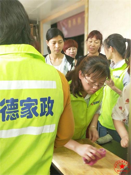 抱寶寶的正確姿勢。油田月嫂培訓哪家好？油田家政公司哪家專業(yè)？